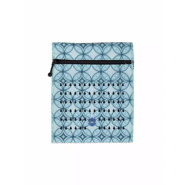 Compact insulated insulin travel case with cooling technology for up to 4 insulin vials or eye drops.