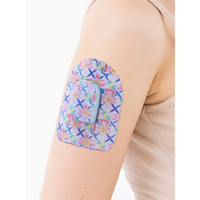 Αυτοκόλλητο επίθεμα για pod Omnipod, σειρά Spring, στο μπράτσο, κοντινό πλάνο