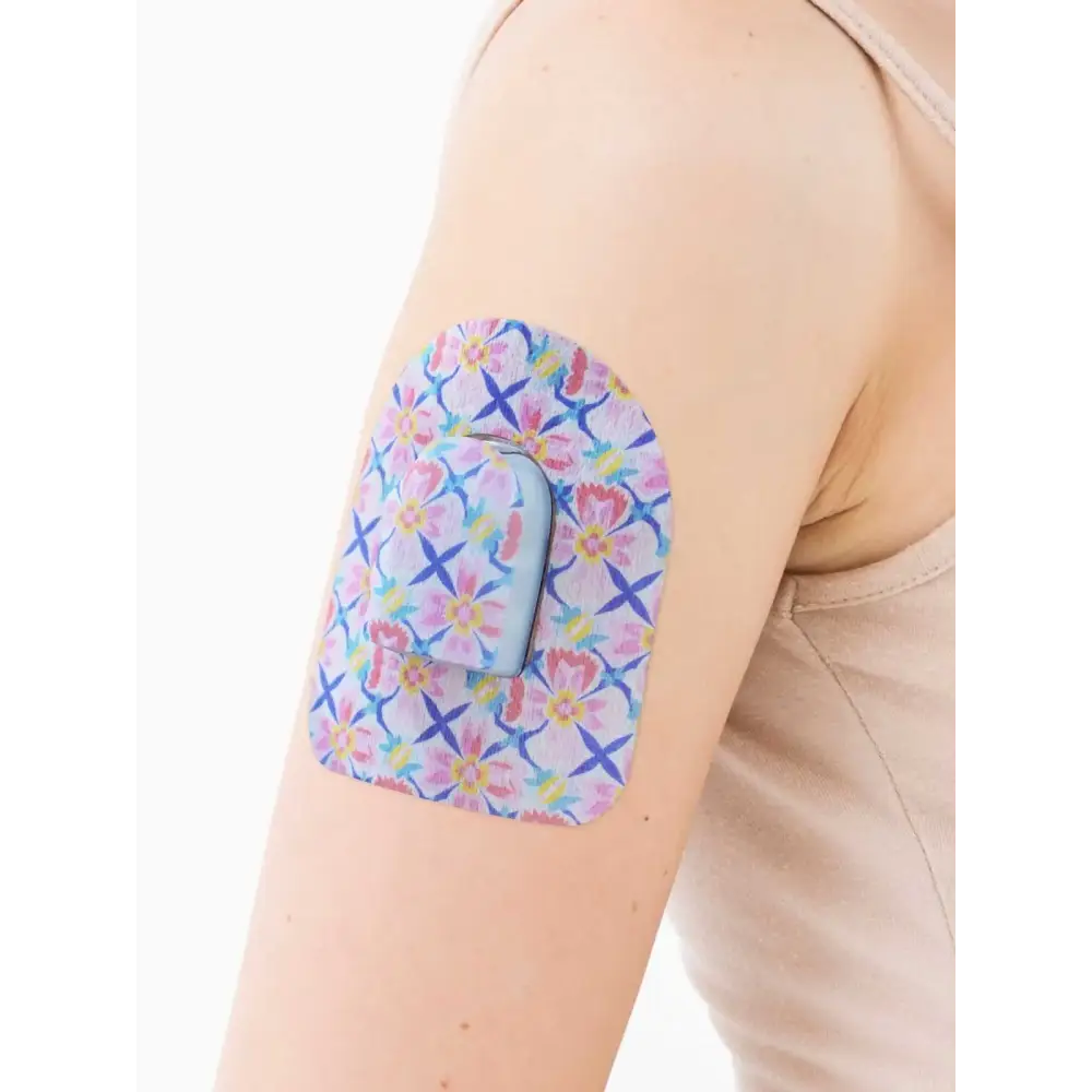 Αυτοκόλλητο επίθεμα για pod Omnipod, σειρά Spring, στο μπράτσο, κοντινό πλάνο