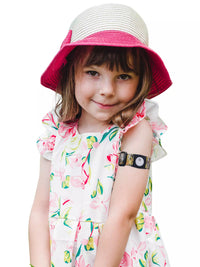 Child wearing Freestyle Libre 3 Armband for secure sensor placement, showcasing kid-friendly design.